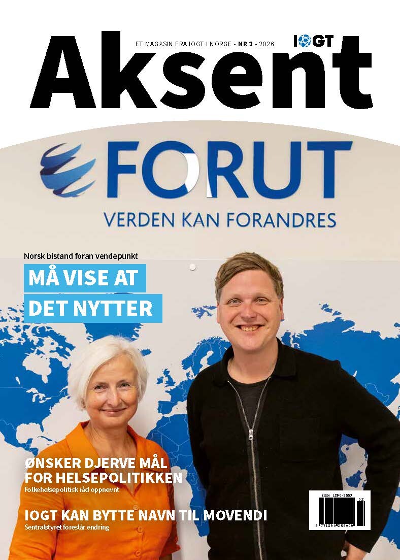Forsidebildet på Aksent nr 2/2026 viser to personer foran et verdenskart og teksten FORTU-verden kan forandres.