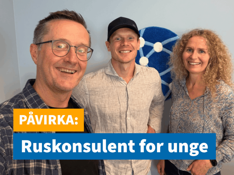 Påvirka: Ruskonsulent fo unge. Deltakerne i denne episoden av podcasten smiler mot kameraet