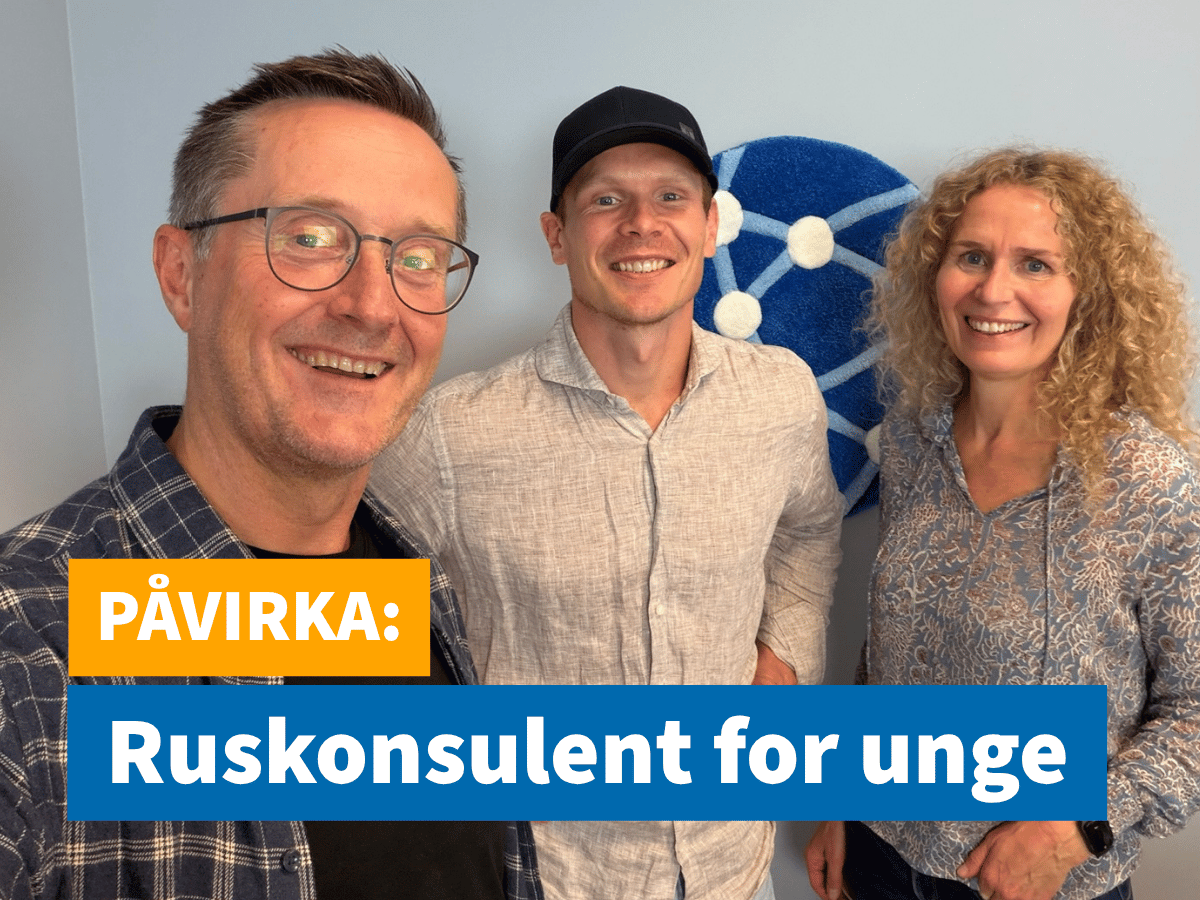 Påvirka: Ruskonsulent fo unge. Deltakerne i denne episoden av podcasten smiler mot kameraet