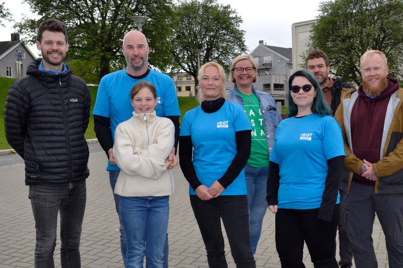 Bjørnar Moxnes og syv representanter fra Enestående familier i Steinkjer