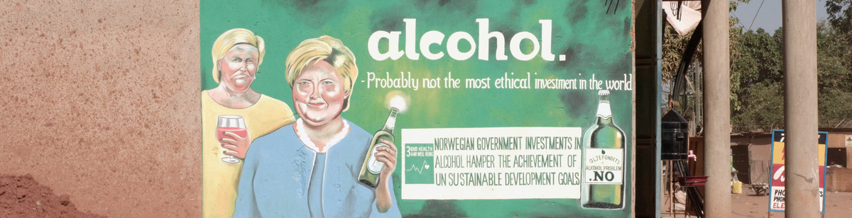 Reklameplakat for kampanjen Oljefondes alkoholproblem. Malt på en vegg i Afrika. Plakaten viser Siv Jensen og Erna Solberg og har teksten "alcohol - probably not the most ethical investment in the world"